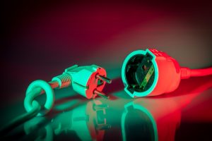 Stromkabel und Stecker symbolisieren Blackout - Notstromquelle PV-Anlage