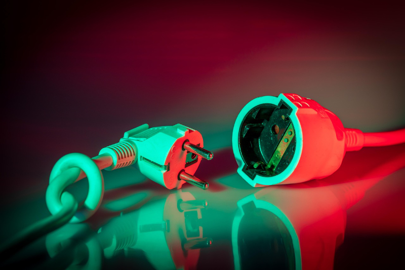 Stromkabel und Stecker symbolisieren Blackout - Notstromquelle PV-Anlage