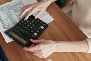 Finanzamtvordruck und Taschenrechner - Absetzbarkeit PV-Anlage